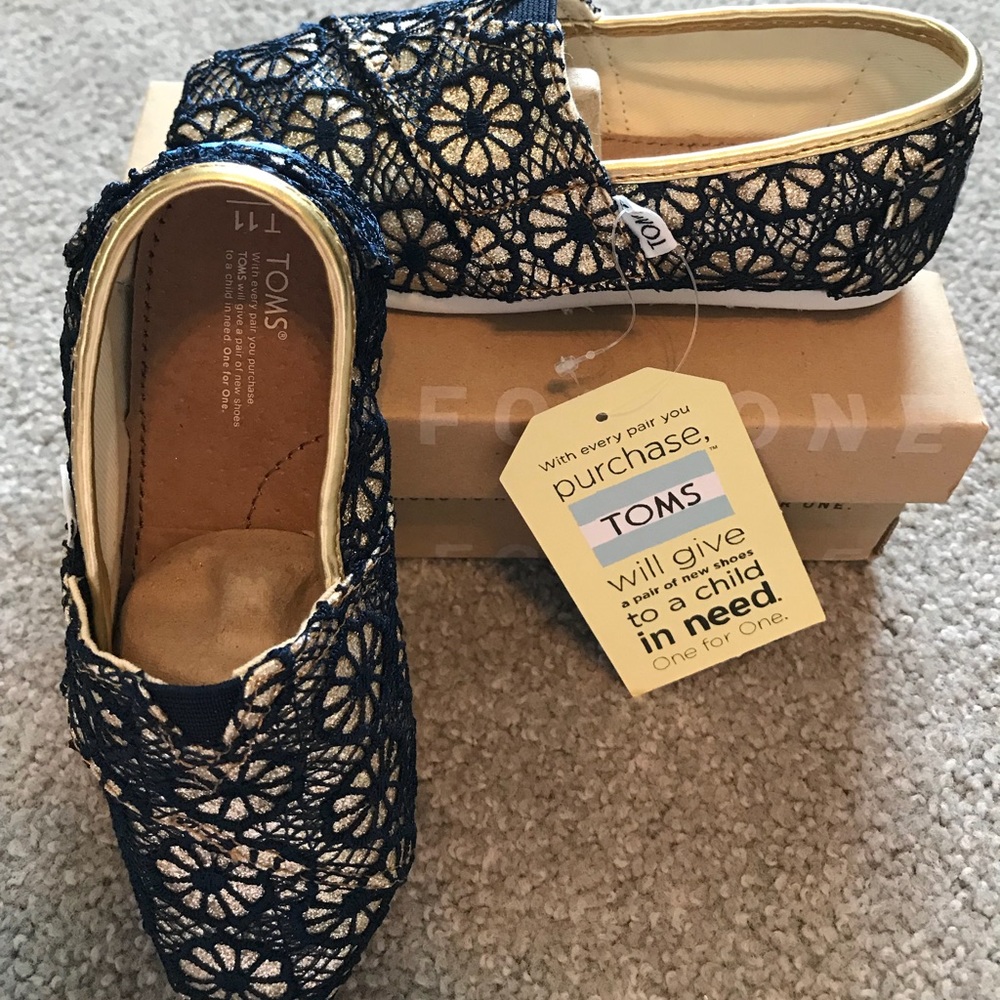 NWT toddler girl’s Toms!